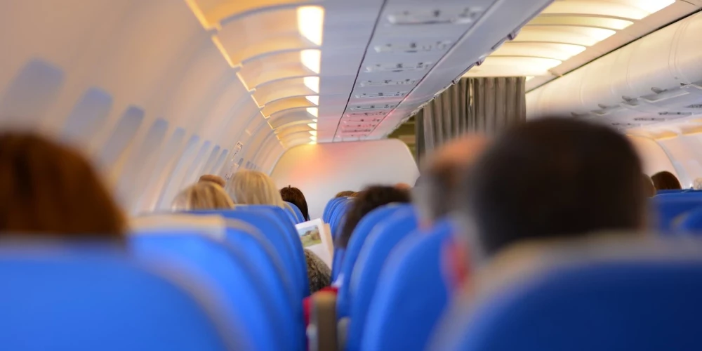 Aviokompāniju darbinieki uzskaita sešas lietas, ko pasažieri nekad nedrīkst darīt lidmašīnā