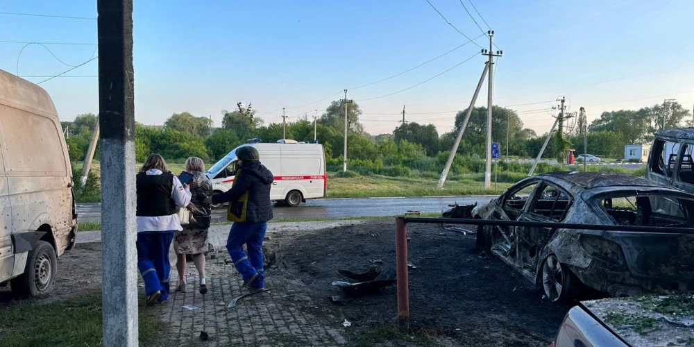 Attēlā redzami iznīcināti transportlīdzekļi pēc apšaudes Krievijas un Ukrainas konflikta laikā Šebekino pilsētā Belgorodas apgabalā, Krievijā.