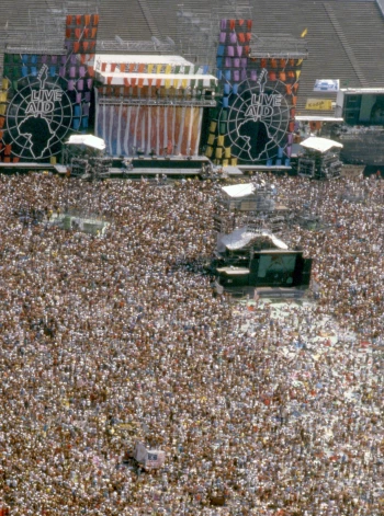 1985. gada 13. jūlijā Londonā un Filadelfijā notiek viens no visu laiku lielākajiem labdarības koncertiem "Live Aid", kurā savāktie līdzekļi tiek ziedoti cīņai pret badu Etiopijā.