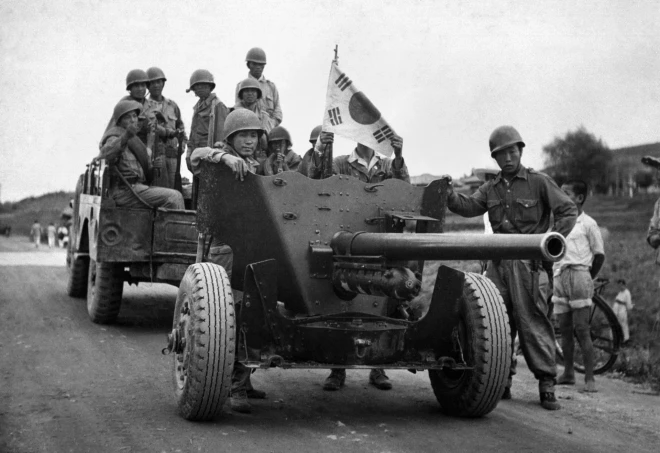1950. gada 25. jūnijā sākas lielākais bruņotais konflikts pēc Otrā pasaules kara – tas sākas, Ziemeļkorejai šķērsojot 38. paralēli un uzbrūkot saviem dienvidu kaimiņiem.