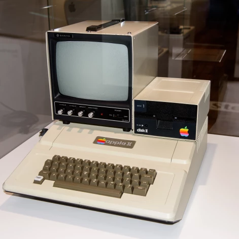 1977. gada 10. jūnijā masveida pārdošanā nonāk "Apple II" datori. Lētākais no tiem, ar 4 kB atmiņu, maksāja 1300 dolāru, bet 12 reižu spriganākais – 2650 dolāru.