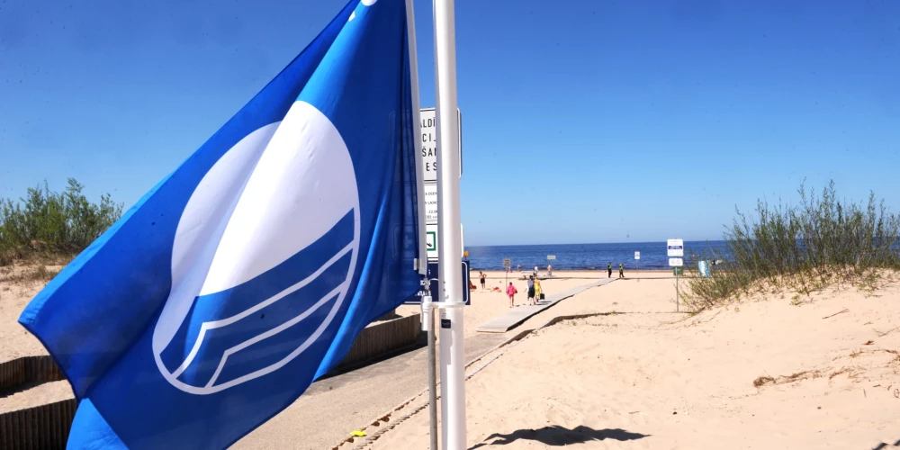 Vecāķu un Vakarbuļļu pludmalēs paceļ Zilos karogus