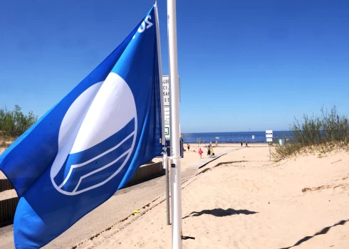 Vecāķu un Vakarbuļļu pludmalēs paceļ Zilos karogus