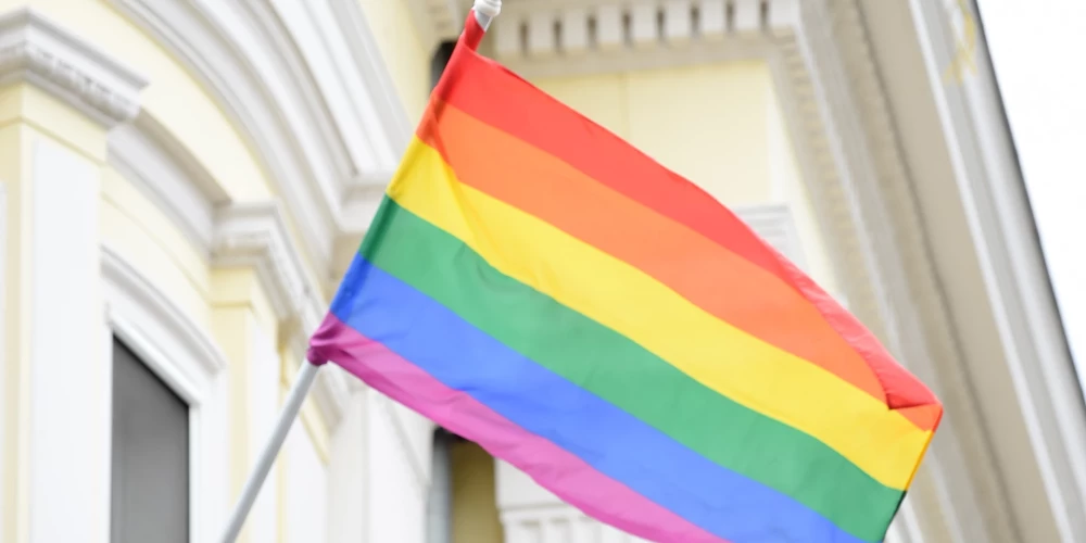 Некоторые фракции требуют снять флаг ЛГБТК со здания Рижской думы