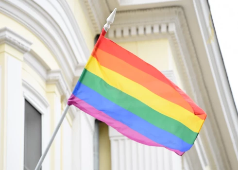 Некоторые фракции требуют снять флаг ЛГБТК со здания Рижской думы