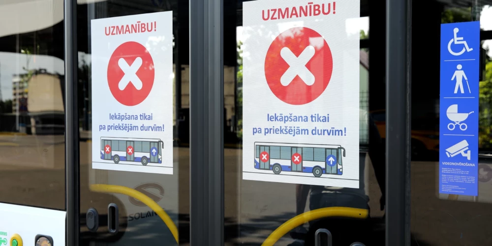 Uzmanību! No augusta vakaros visos Rīgas trolejbusos un autobusos pasažieru iekāpšanu organizēs pa priekšējām durvīm