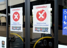 Uzmanību! No augusta vakaros visos Rīgas trolejbusos un autobusos pasažieru iekāpšanu organizēs pa priekšējām durvīm