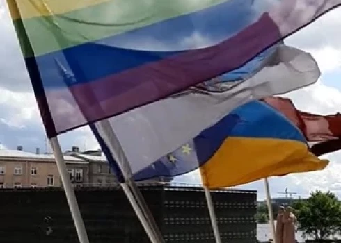 NA un LRA Rīgas domes deputāti aicina noņemt LGBTQ kopienas karogu no domes ēkas
