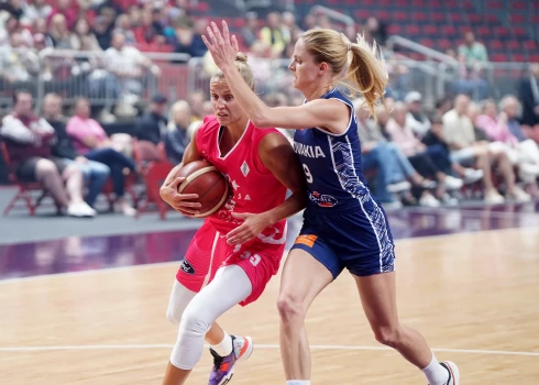 Latvijas sieviešu basketbola izlases spēlētāja Kitija Laksa (nr. 33, rozā formas tērpā) tradicionālās "Rozā lentītes" labdarības basketbola spēlē starp Latvijas un Slovākijas sieviešu basketbola izlasēm "Arēnā Rīga".