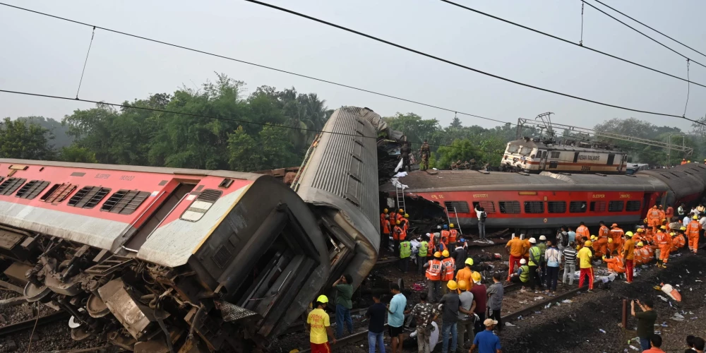 Vilcienu sadursmē Indijā gājuši bojā vismaz 288 cilvēki