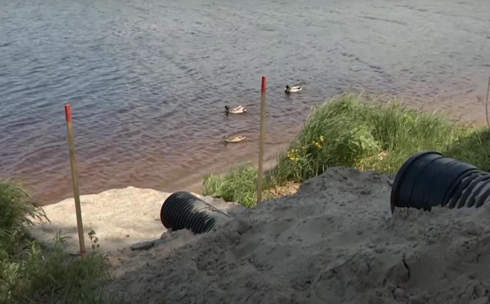 Жители Луцавсалы обеспокоены: из-под земли в Даугаву текут две сточные ...