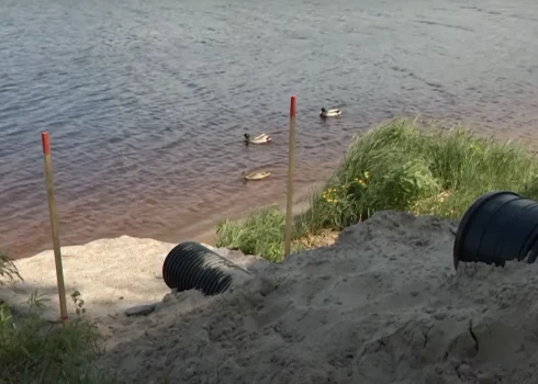 Жители Луцавсалы обеспокоены: из-под земли в Даугаву текут две сточные трубы