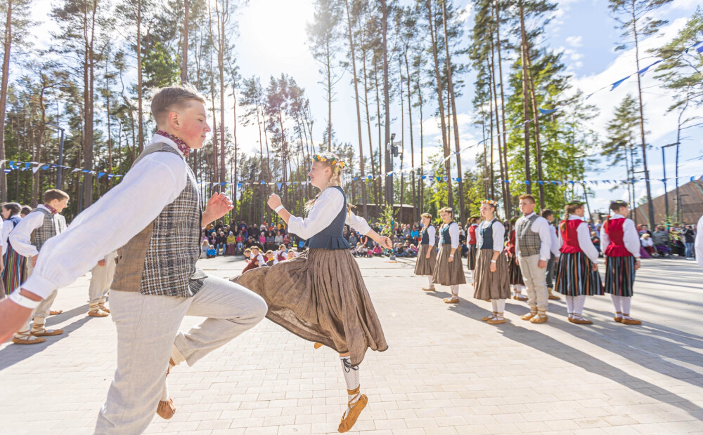 FOTO: vairāku tūkstoši bērnu Jūrmalā pulcējas uz tautas deju festivālu