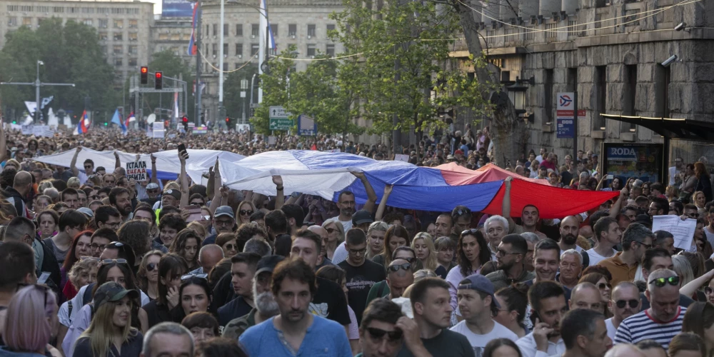 Desmitiem tūkstoši serbu protestē pret valdību un vardarbību