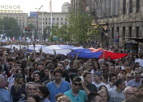 Desmitiem tūkstoši serbu protestē pret valdību un vardarbību
