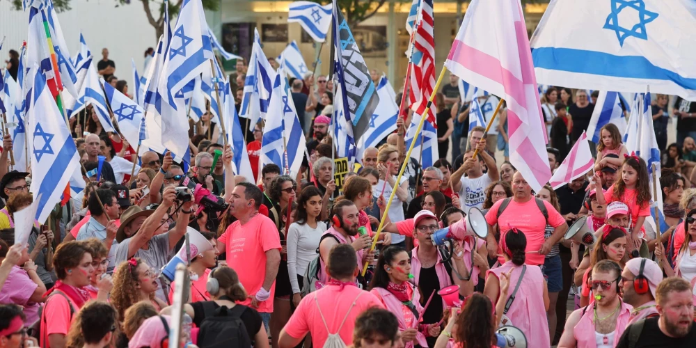Izraēlā pret iecerēto tiesu reformu protestē desmitiem tūkstoši cilvēku