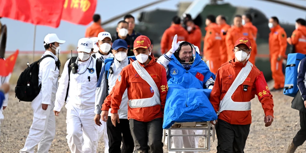 Trīs Ķīnas astronauti pēc pusgada kosmosā atgriežas uz Zemes