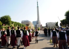 Праздник песни и Праздник танца являются мероприятиями государственного значения.