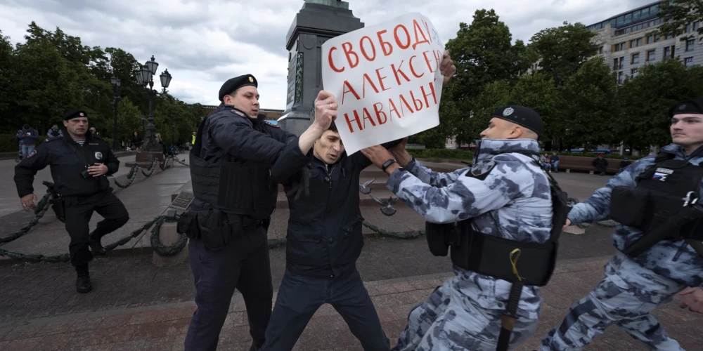 Krievijā aiztur piketētājus, kas pauda atbalstu Navaļnijam viņa dzimšanas dienā
