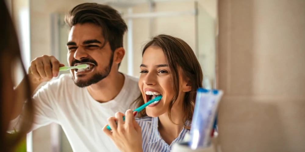 Zobārsts brīdina par izplatītākajām kļūdām, tīrot zobus. Šīs kļūdas pieļaujam mēs visi