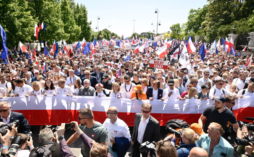 Varšavā pusmiljons cilvēku protestē pret konservatīvo valdību