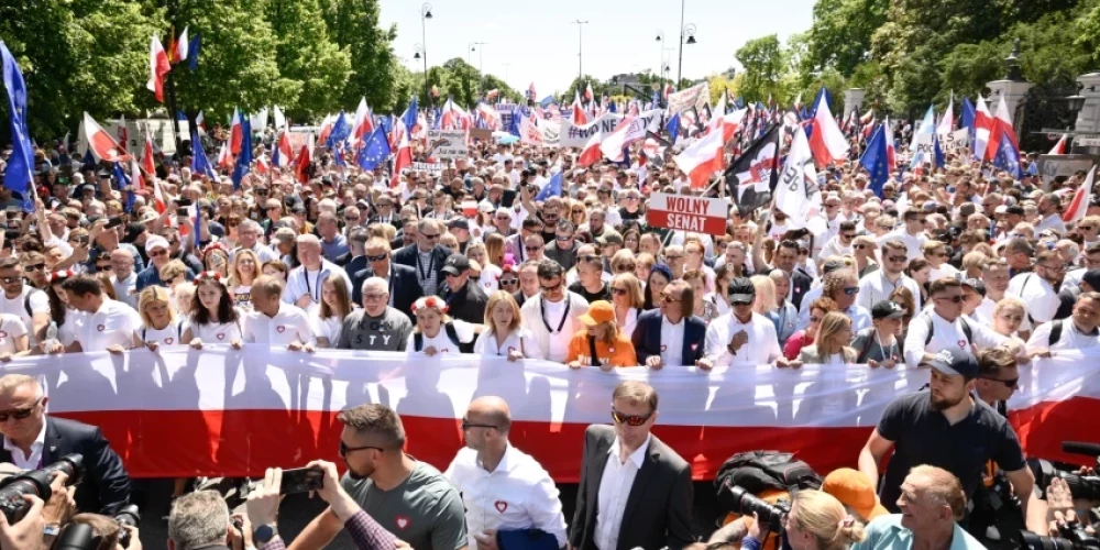 На антиправительственный митинг в Варшаве собрались до 500 000 человек