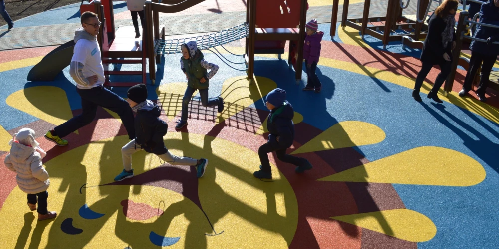 Вызывающая недоумение ситуация в Риге: детские площадки построены, но играть там нельзя