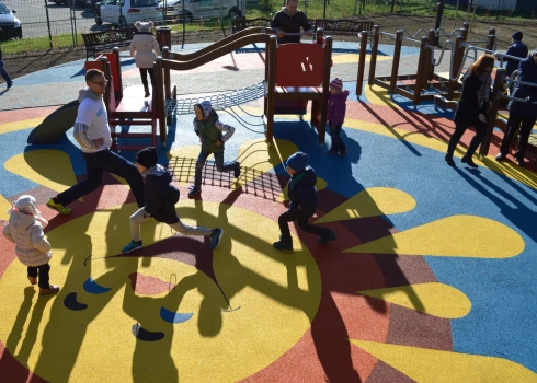 Вызывающая недоумение ситуация в Риге: детские площадки построены, но играть там нельзя