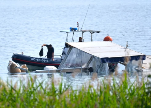 Madžores ezerā Itālijas ziemeļos nogrimusī jahta. Sākotnēji izskanēja, ka tā vizinājusi tūristus, bet tagad atklājies, ka viņi visi bija specdienestu darbinieki.