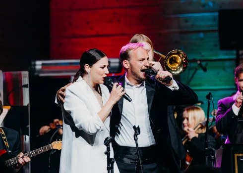 FOTO: Raimonds Pauls, orķestris un bigbends - ar vērienīgu koncertu atklāta Dzintaru koncertzāles vasaras sezona