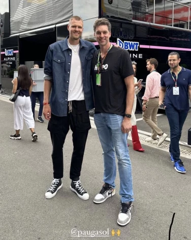 Kristaps Porziņģis ar Spānijas basketbola leģendu Pau Gasolu.