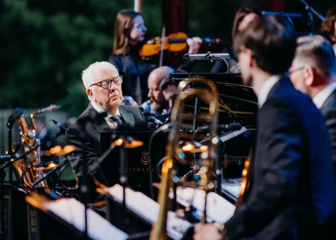 ФОТО: Раймонд Паулс, оркестр и Биг-Бэд - летний сезон концертного зала "Дзинтари" открылся грандиозным концертом