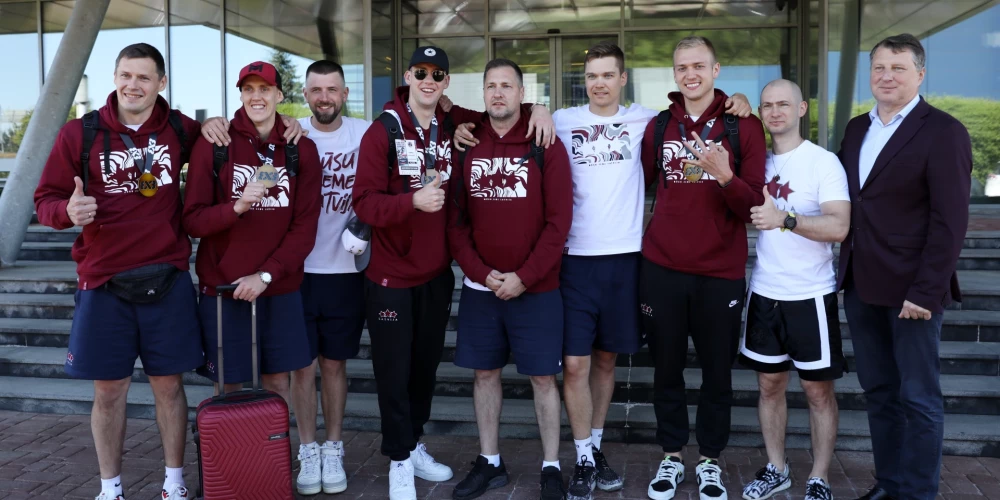 Basketbolisti Agnis Čavars (no kreisās), Nauris Miezis, Latvijas Basketbola savienības 3x3 basketbola projektu koordinators Kristaps Gotfrīds, basketbolists Kārlis Lasmanis, 3x3 basketbola treneris Raimonds Feldmanis, komandas fizioterapeits Oskars Urbanovičs, basketbolists Francis Gustavs Lācis, 3x3 basketbola izlases treneris Dāvis Feikners un Latvijas Basketbola savienības prezidents Raimonds Vējonis svinīgajā pasākumā pie starptautiskās lidostas "Rīga" VIP centra, kur sagaidīja Latvijas 3x3 basketbola izlasi ar izcīnītajām bronzas medaļām Pasaules kausā Vīnē.