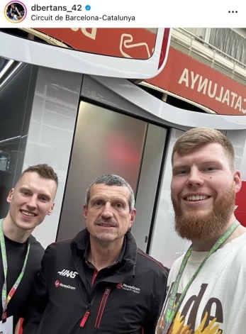 Латвийские игроки также сфотографировались с одним из самых колоритных персонажей Ф-1 Гюнтером Штайнером.