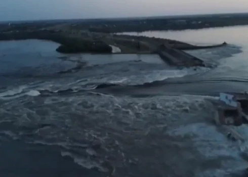 Вода стремительно прибывает. Из районов Херсона и поселков где происходит затопление,  проводится эвакуация населения. (Фото: скриншот видео)