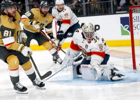 Žonatans Maršeso gūst kārtējos "Golden Knights" vārtus.