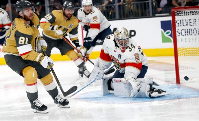 Žonatans Maršeso gūst kārtējos "Golden Knights" vārtus.