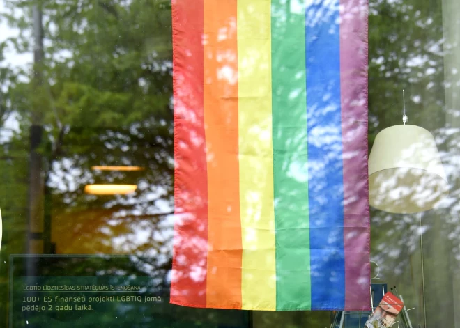 Почему Стакис вывесил флаг ЛГБТК-сообщества на здание думы, никого не спросив? Сегодня мэр Риги объяснится