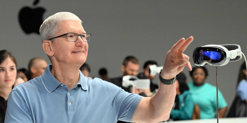 Генеральный директор Apple Тим Кук разговаривает с представителями СМИ рядом с новой гарнитурой виртуальной реальности Vision Pro во время Всемирной конференции разработчиков Apple, 5 июня 2023 года.