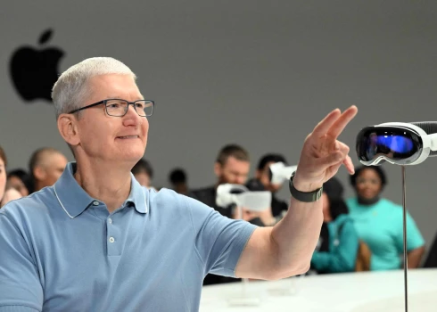 Генеральный директор Apple Тим Кук разговаривает с представителями СМИ рядом с новой гарнитурой виртуальной реальности Vision Pro во время Всемирной конференции разработчиков Apple, 5 июня 2023 года.