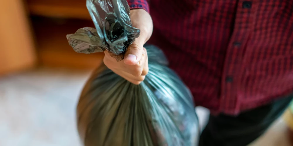 Viļņā par atkritumu maisa iemešanu Krievijas vēstniecības teritorijā aiztur vīrieti