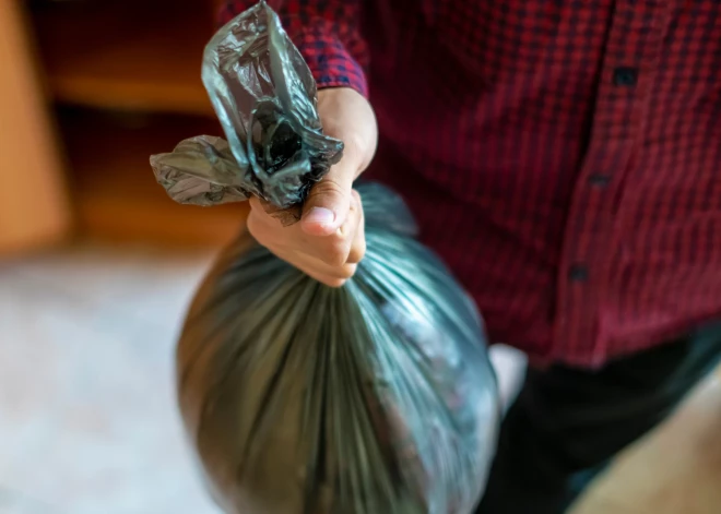 Viļņā par atkritumu maisa iemešanu Krievijas vēstniecības teritorijā aiztur vīrieti