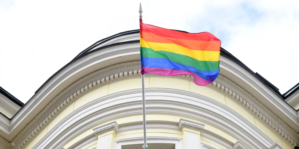 Simtiem uzņēmumi, biedrības un privātpersonas pauž atbalstu lēmumam izkārt varavīksnes karogu pie Rīgas domes