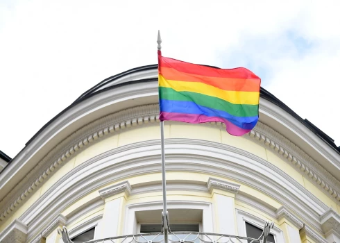 Simtiem uzņēmumi, biedrības un privātpersonas pauž atbalstu lēmumam izkārt varavīksnes karogu pie Rīgas domes