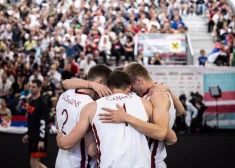 Latvijas komandas spēlētāji priecājas par panākumu.