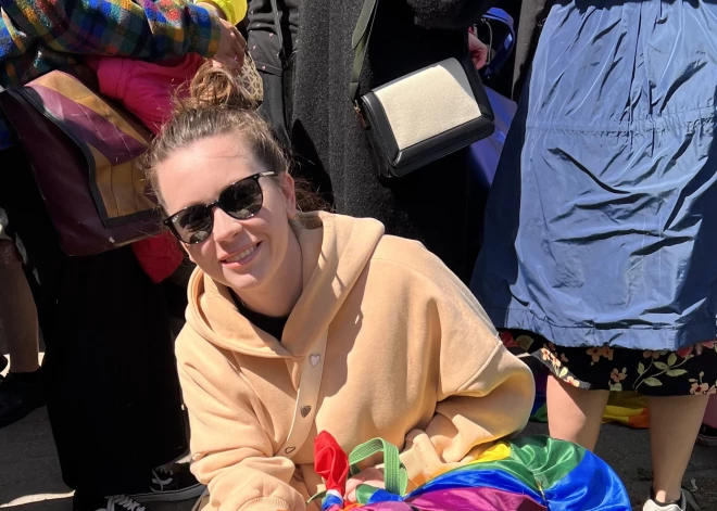 Ždanokas palīdze Eiroparlamentā braši soļo Rīgas praidā – aicina nebaidīties no gejiem