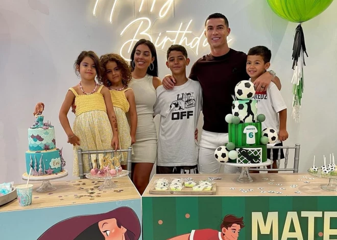 Душевные фото: Джорджина Родригес и Криштиану Роналду отпраздновали 6-летие близнецов от суррогатной мамы