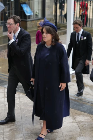 Princese Beatrise ar vīru Džeku Brūksbenku apmeklē karaļa Čārlza III kronēšanas ceremoniju Vestminsteras abatijā 2023. gada 6. maijā.