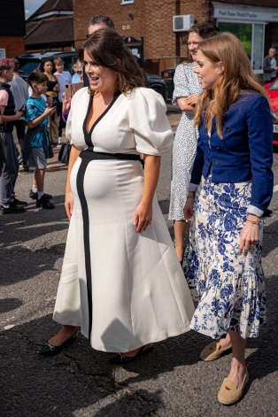 Princese Eiženija ar māsu princesi Beatrisi piedalās karaļa kronēšanai par godu rīkotajās svinībās Bekingemšīrā 7. maijā.