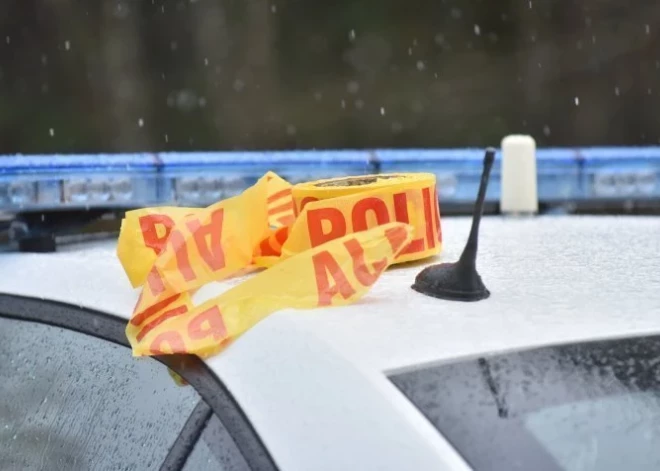 На берегу моря в Вентспилсе разбился автомобиль; погибла пассажирка, водитель был пьян